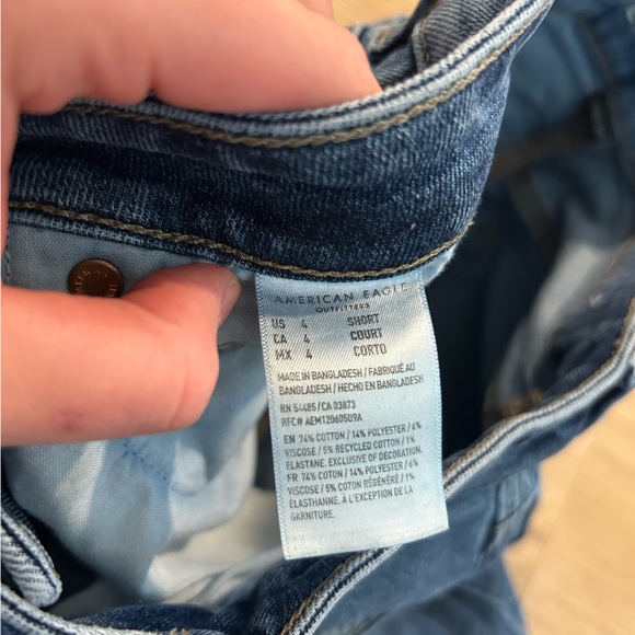 Womens size 4 short dark American eagle mom jeans! No wear and tear. - Picture 3 of 4